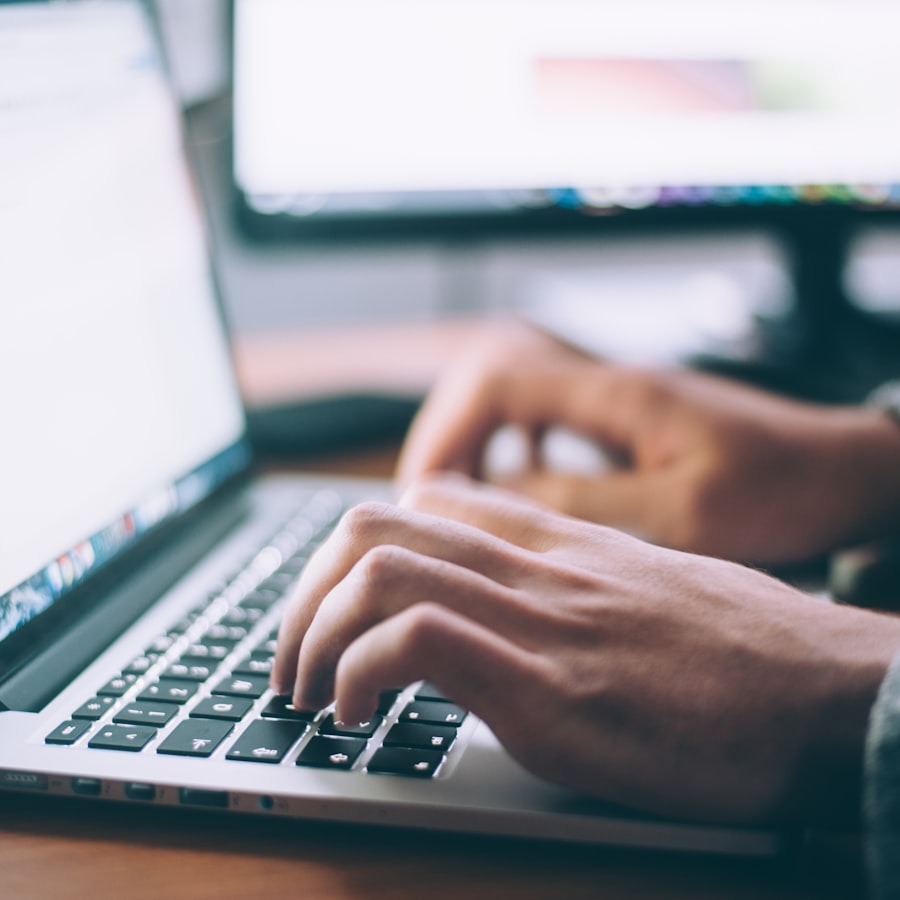 Przedsiębiorca pracujący przy laptopie